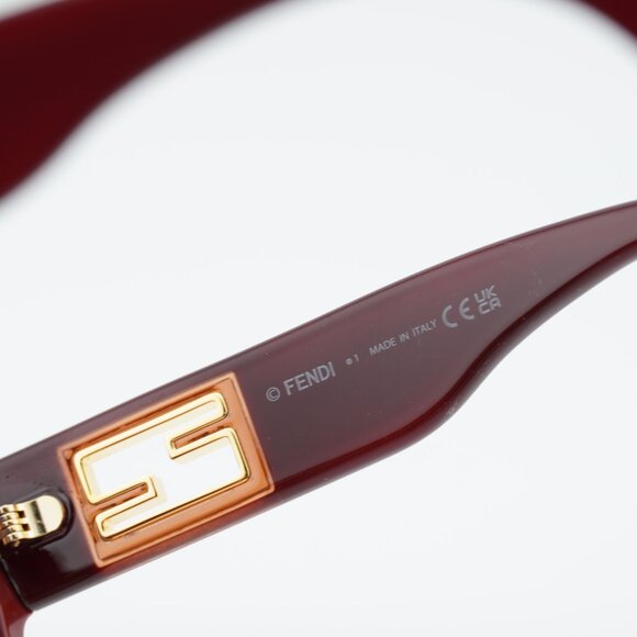 Fendi FE40147I BAGUETTE 66F Sunglasses Red Round Frame, Brown Gradient Lenses main image 9